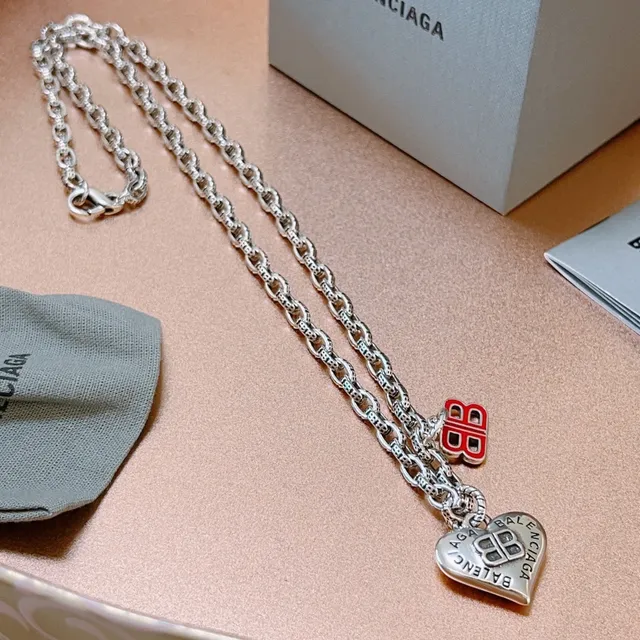 Balenciaga BB Motif colliers avec pendentif cœur et émail 4
