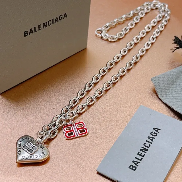 Balenciaga BB Motif colliers avec pendentif cœur et émail 6
