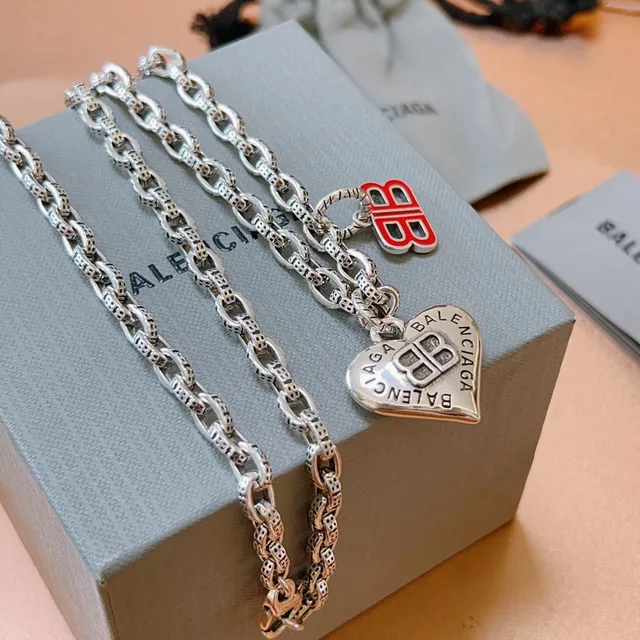 Balenciaga BB Motif colliers avec pendentif cœur et émail 7