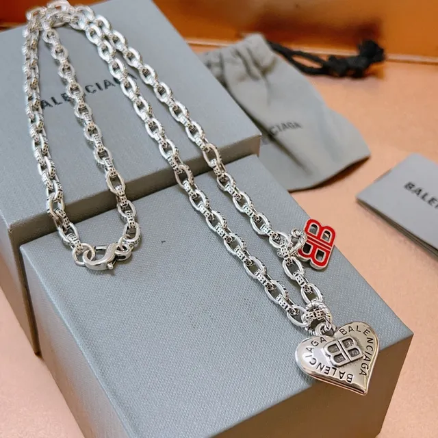 Balenciaga BB Motif colliers avec pendentif cœur et émail 9