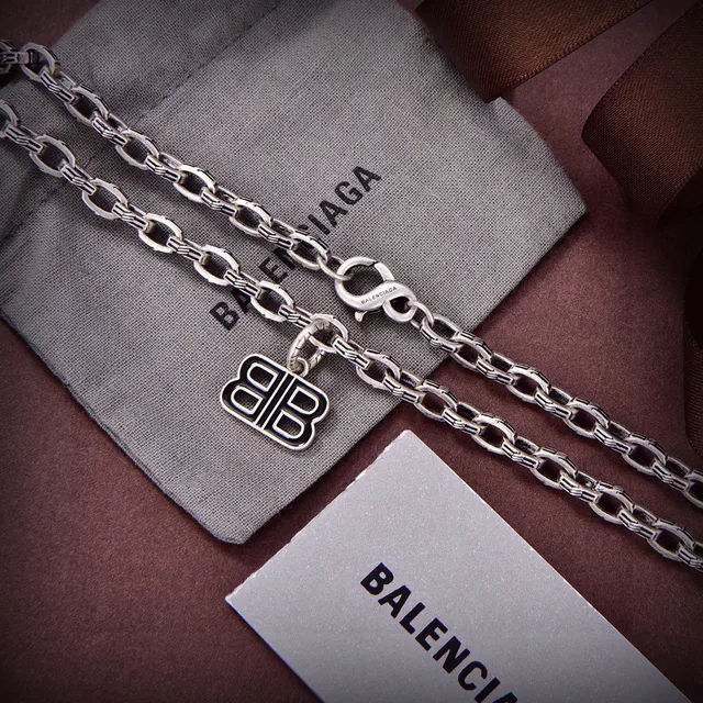 Balenciaga BB Colar de corrente prateada com duplo pingente 2