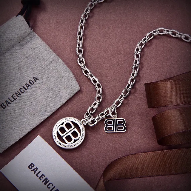 Balenciaga BB Colar de corrente prateada com duplo pingente 3