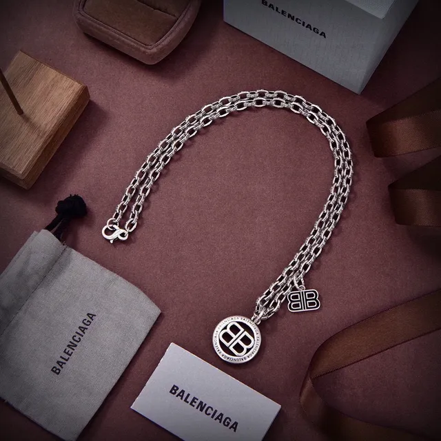 Balenciaga BB Colar de corrente prateada com duplo pingente 5