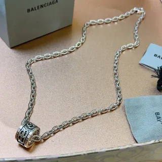 Colar Balenciaga BB com pendentif cilíndrico e corrente prata