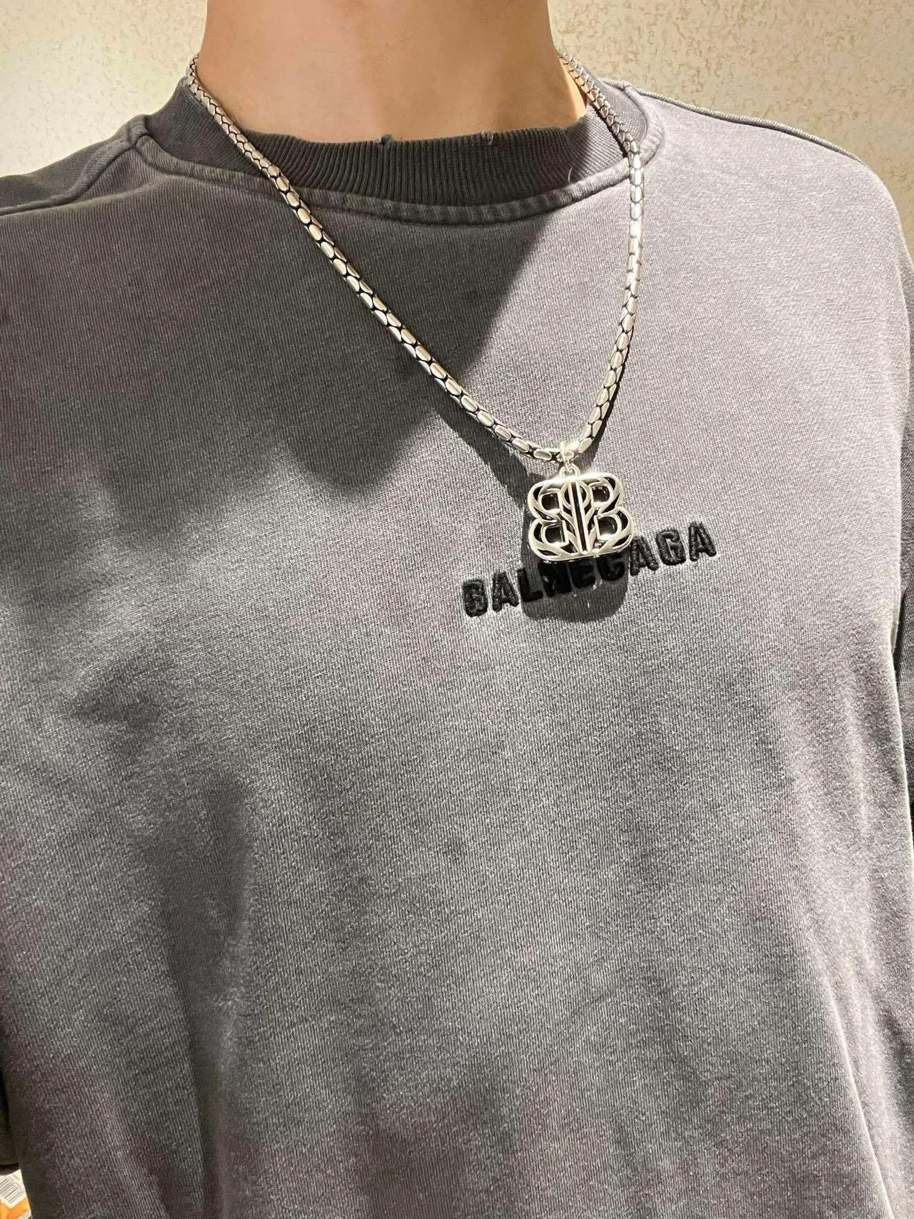 Balenciaga BB Collier pendentif Chaîne texturée argentée 2