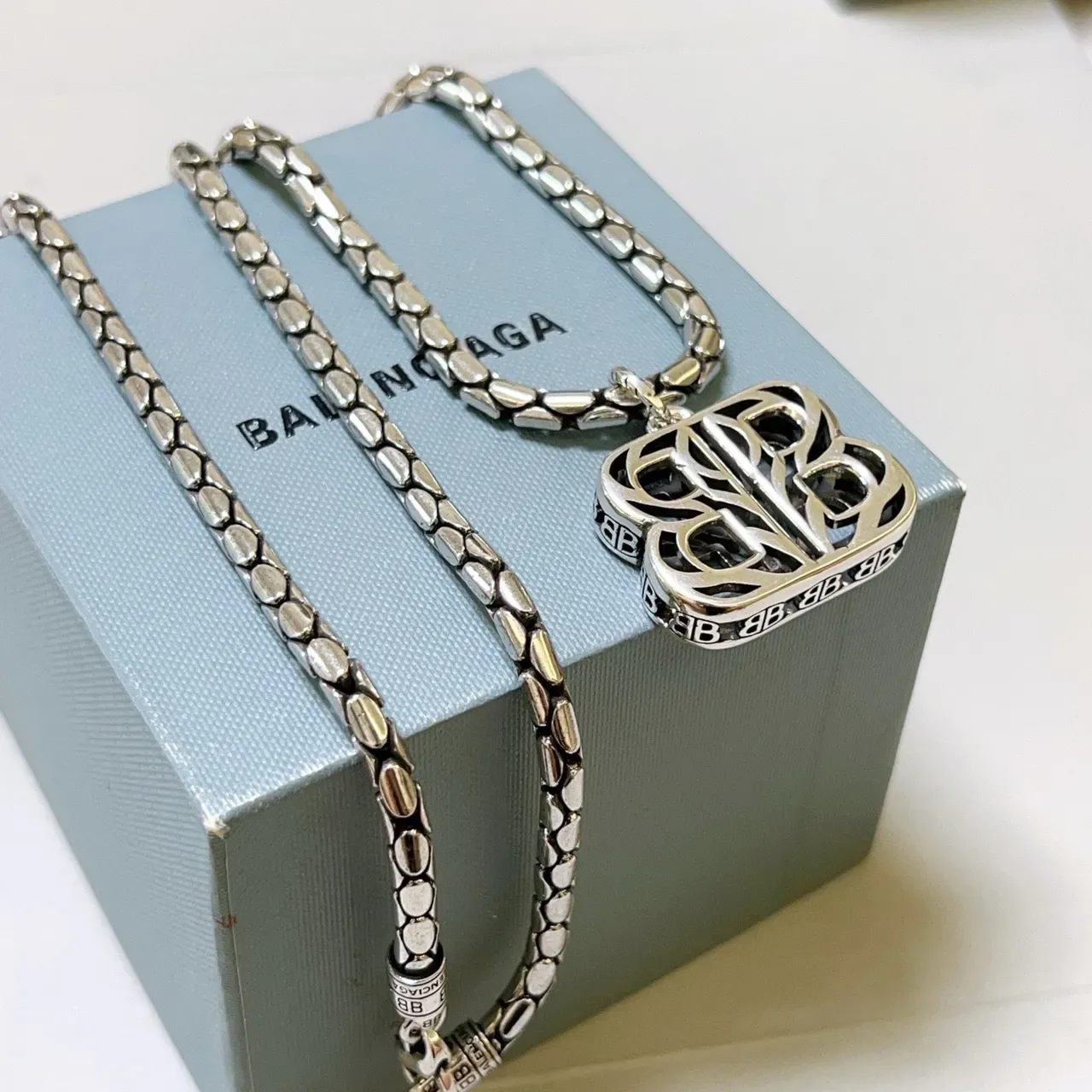 Balenciaga BB Collier pendentif Chaîne texturée argentée 3