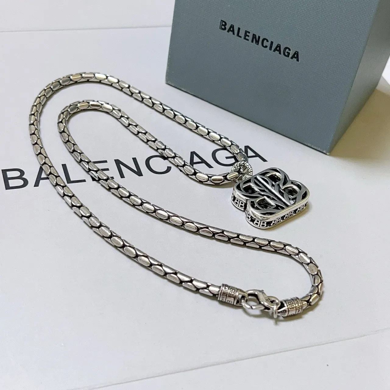 Balenciaga BB Collier pendentif Chaîne texturée argentée 4