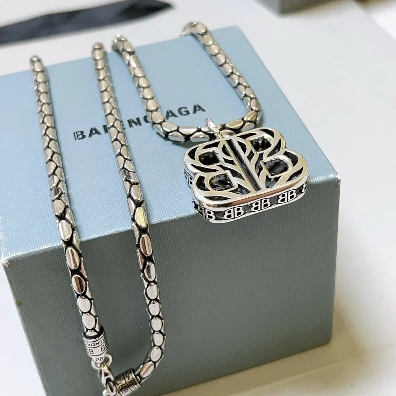 Balenciaga BB Collier pendentif Chaîne texturée argentée 6