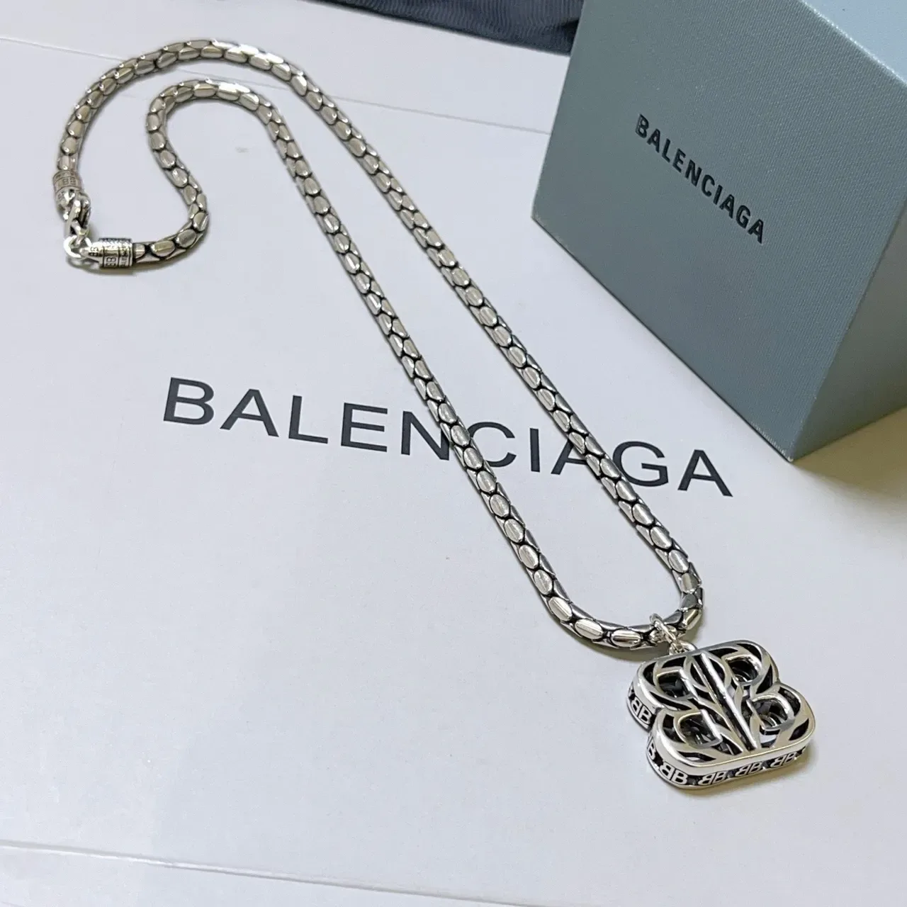 Balenciaga BB Collier pendentif Chaîne texturée argentée 7