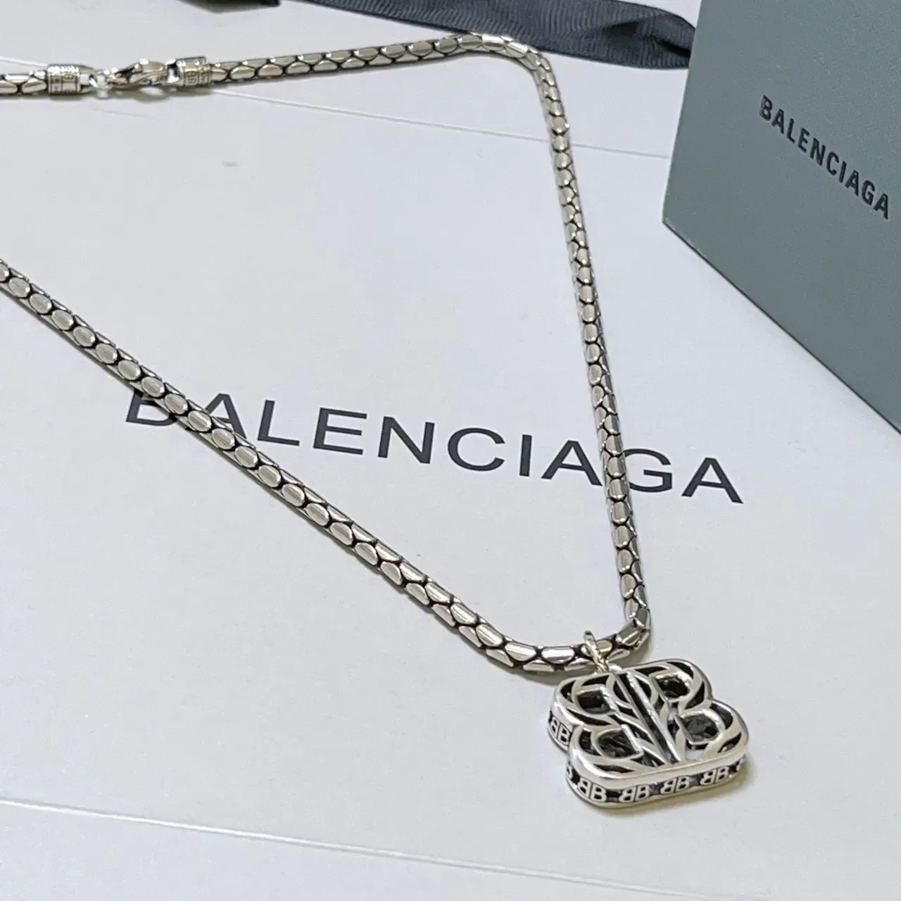 Balenciaga BB Collier pendentif Chaîne texturée argentée 9