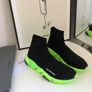 Balenciaga حذاء سنيكرز أسلوبي أسود وأخضر مع upper نسيجي عالي الكاحل بتصميم جوربي