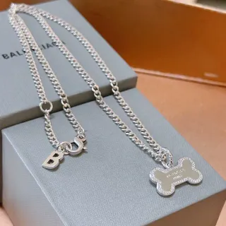 Balenciaga قلادة عظمية و B Charm سلسل فضية