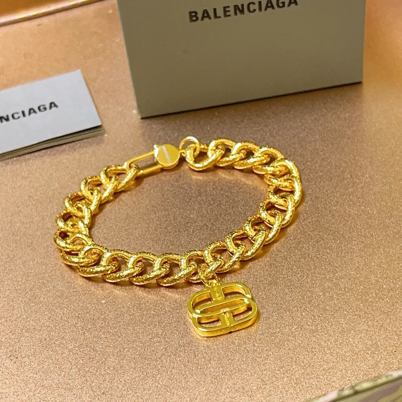 Balenciaga Pulsera Cadena Curb Martillada en Oro con Charm de Logo 2