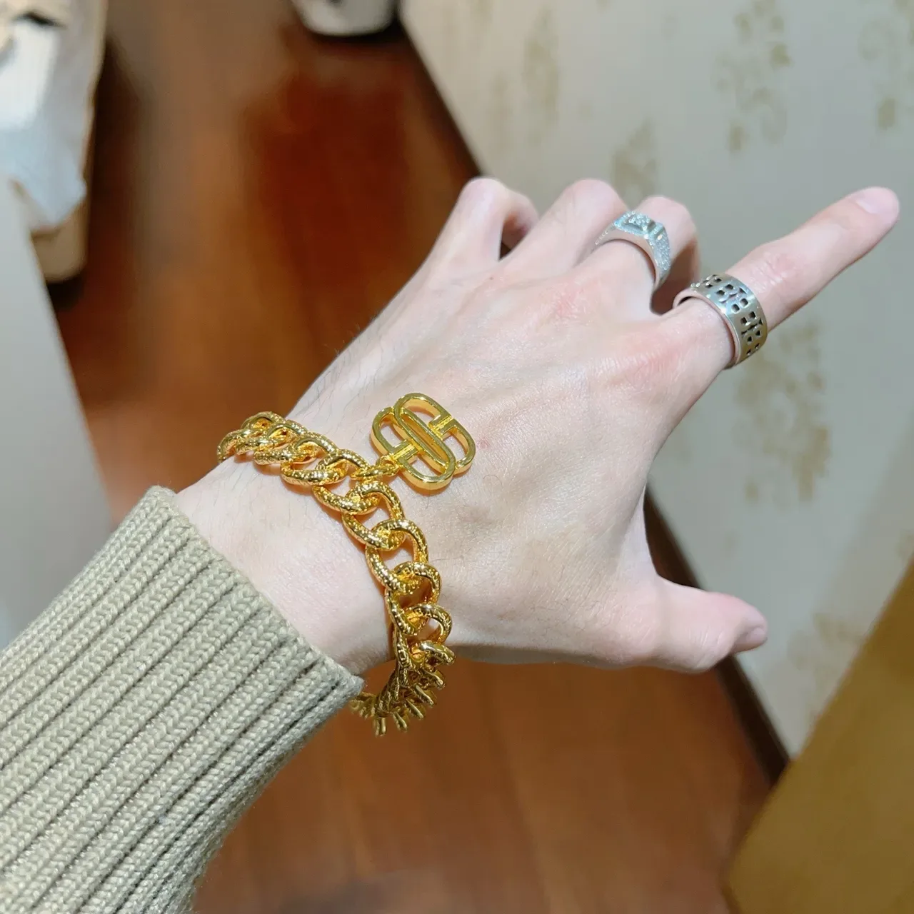 Balenciaga Pulsera Cadena Curb Martillada en Oro con Charm de Logo 3