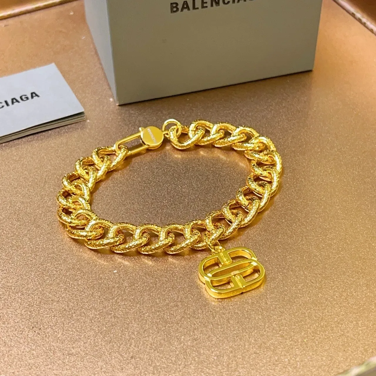 Balenciaga Pulsera Cadena Curb Martillada en Oro con Charm de Logo 4