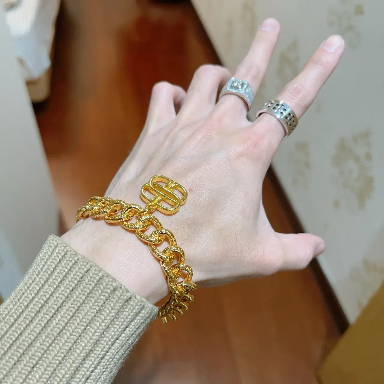 Balenciaga Pulsera Cadena Curb Martillada en Oro con Charm de Logo 5
