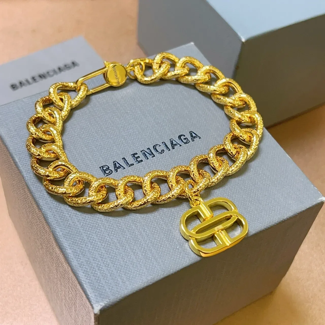Balenciaga Pulsera Cadena Curb Martillada en Oro con Charm de Logo 6