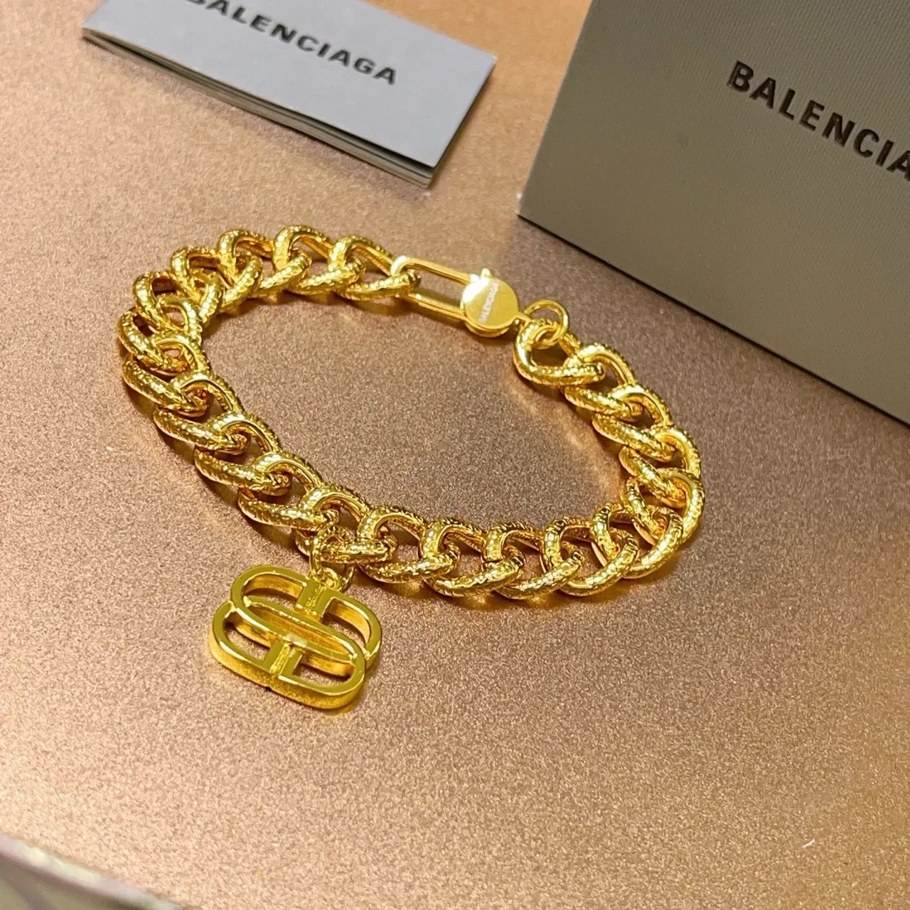 Balenciaga Pulsera Cadena Curb Martillada en Oro con Charm de Logo 7