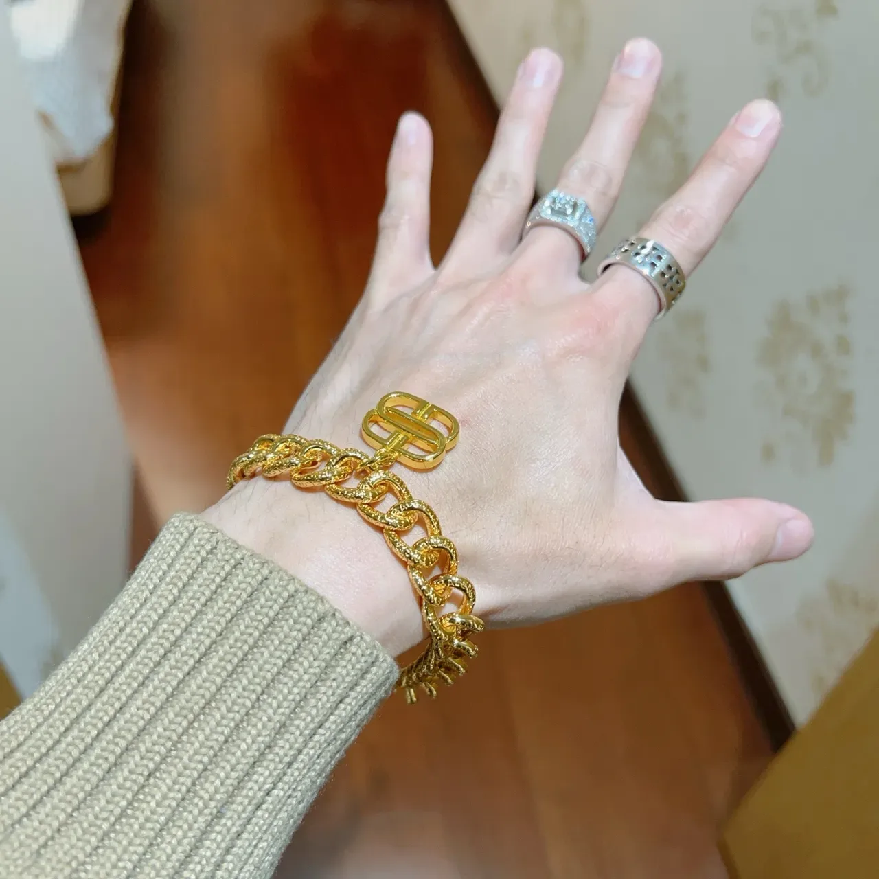 Balenciaga Pulsera Cadena Curb Martillada en Oro con Charm de Logo 8