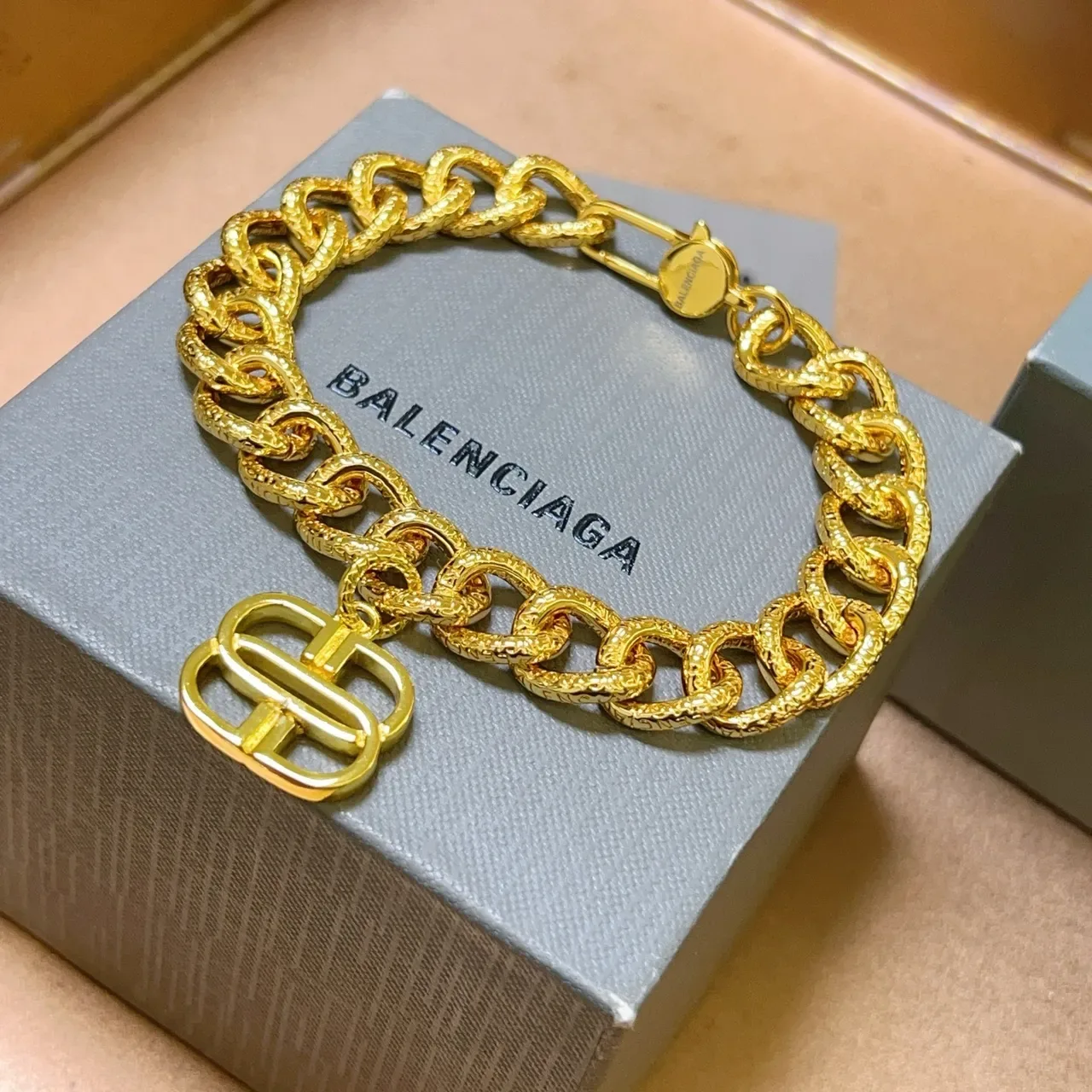 Balenciaga Pulsera Cadena Curb Martillada en Oro con Charm de Logo 9