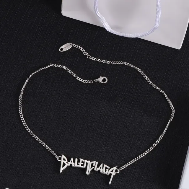 Collier Balenciaga Logo Pendant Chaîne Curb Argent Noir 5
