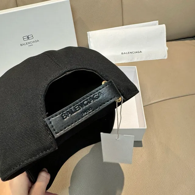 Balenciaga Mode casquette de baseball noire brodée 3