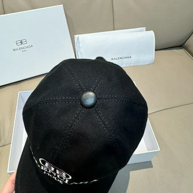 Balenciaga Mode casquette de baseball noire brodée 4
