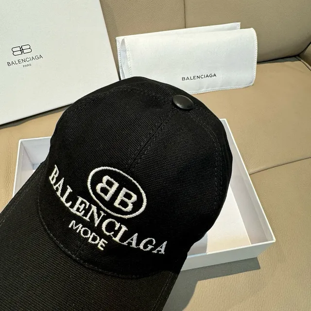 Balenciaga Mode casquette de baseball noire brodée 5