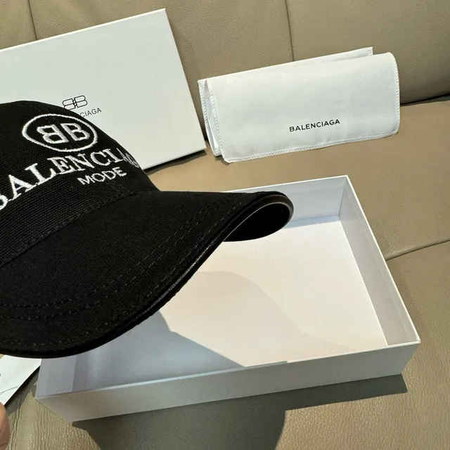 Balenciaga Mode casquette de baseball noire brodée 6