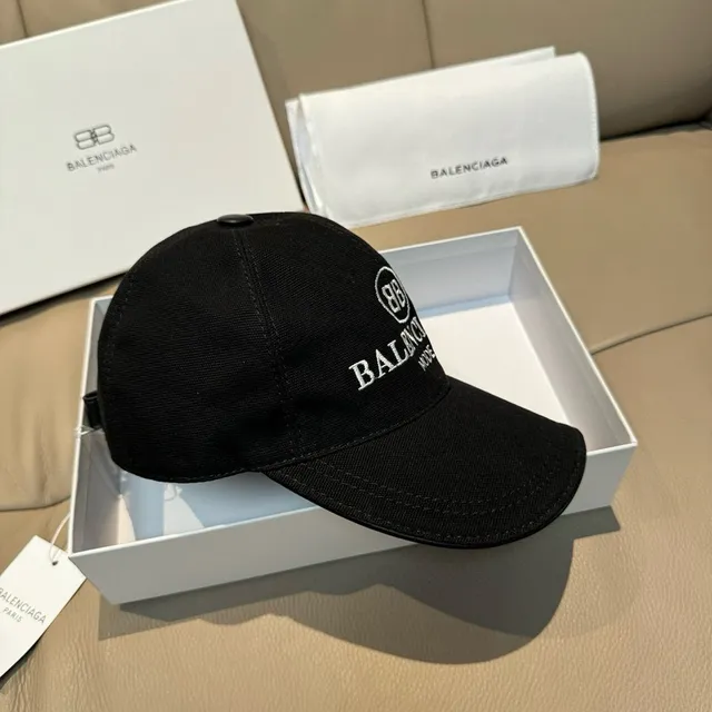 Balenciaga Mode casquette de baseball noire brodée 7