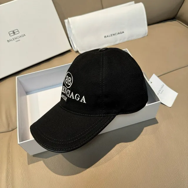 Balenciaga Mode casquette de baseball noire brodée 8