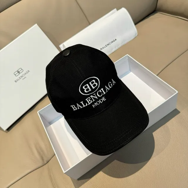 Balenciaga Mode casquette de baseball noire brodée 9