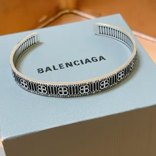 Balenciaga Monogrammed فضي وأسود إي مال بندولية معصم
