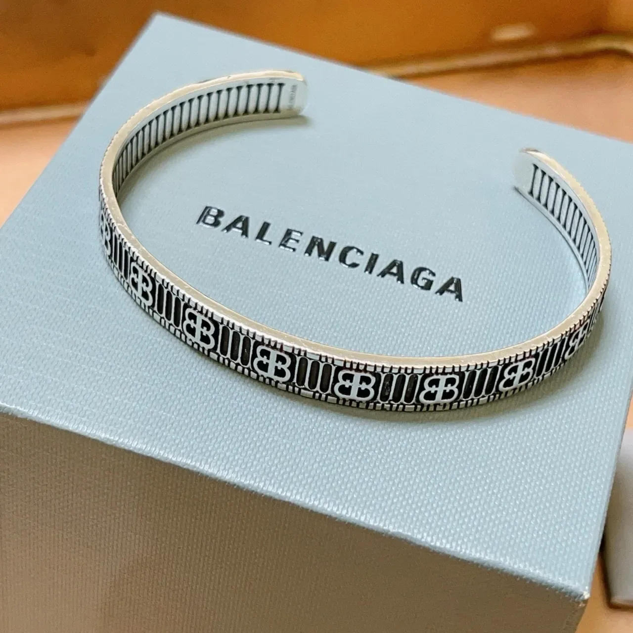 Balenciaga Monogrammed Prata e Preto Esmaltada Pulseira de Pulso 5