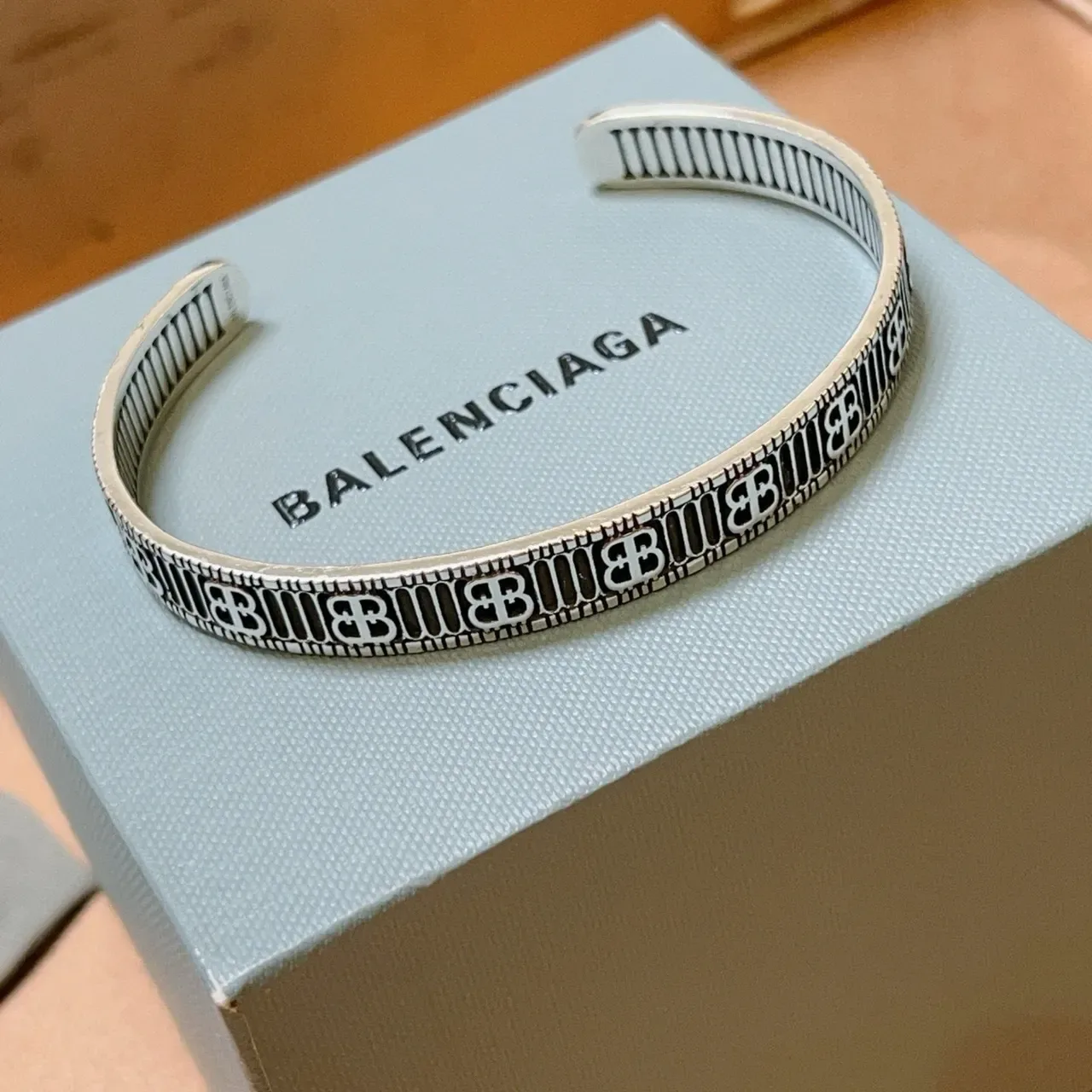 Balenciaga Monogrammed Prata e Preto Esmaltada Pulseira de Pulso 6