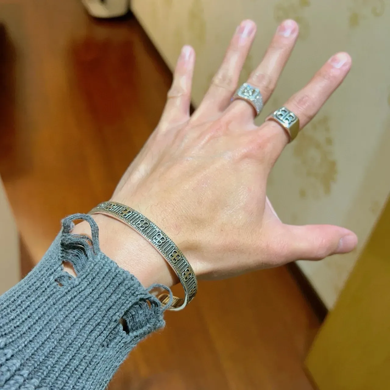 Balenciaga Monogrammed Prata e Preto Esmaltada Pulseira de Pulso 8