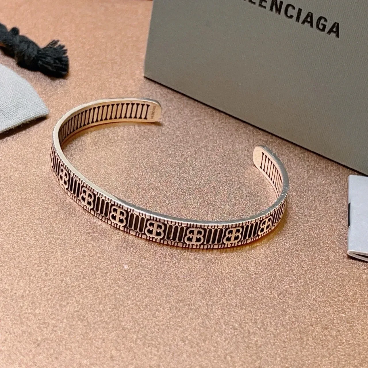 Balenciaga Monogrammed Prata e Preto Esmaltada Pulseira de Pulso 9