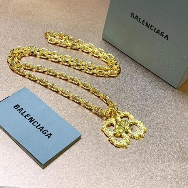 Balenciaga pingente quatrefoil corrente grossa colar 3