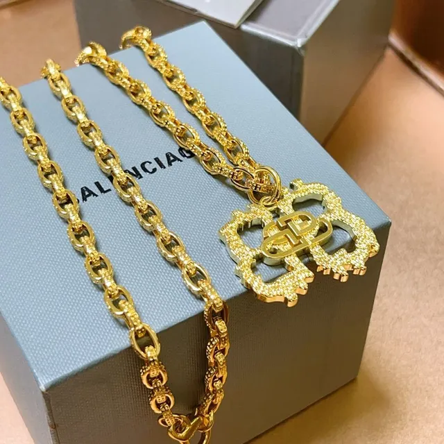 Balenciaga pingente quatrefoil corrente grossa colar 4