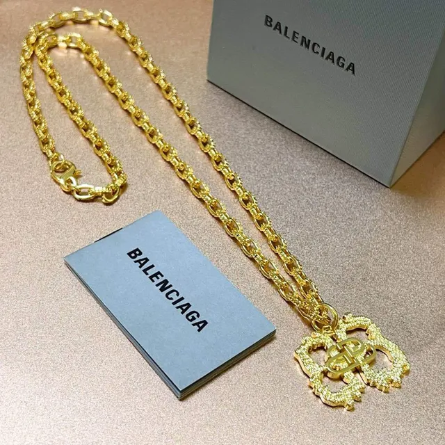 Balenciaga pingente quatrefoil corrente grossa colar 6