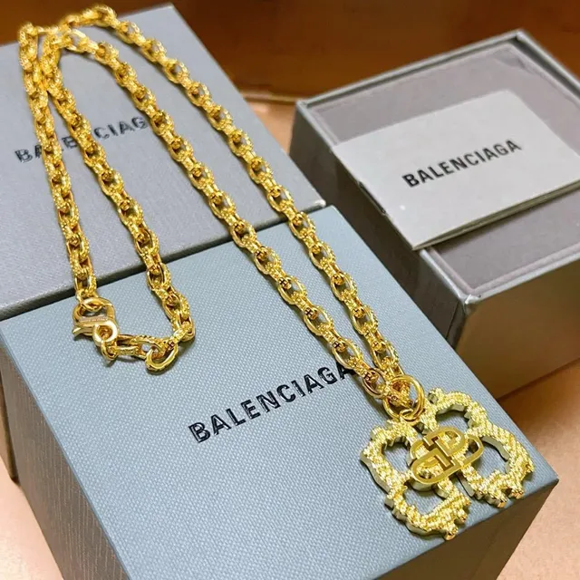Balenciaga pingente quatrefoil corrente grossa colar 9