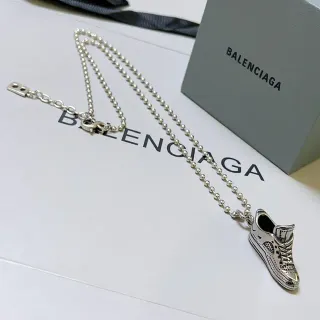 Balenciaga معلق سنيكر قلادة سلسلة كرة لون فضي