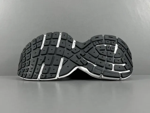 Balenciaga Speed Trainer noir et blanc sneakers lifestyle 13
