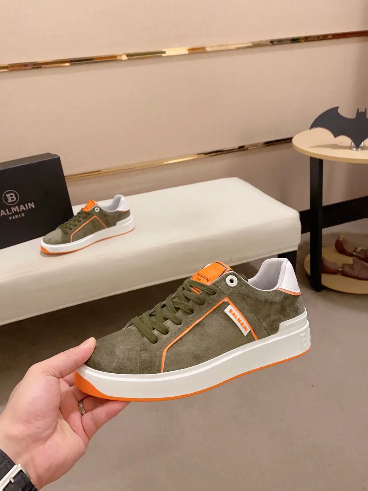 Balmain B-Court Vert Olive et Orange sneakers lifestyle 3