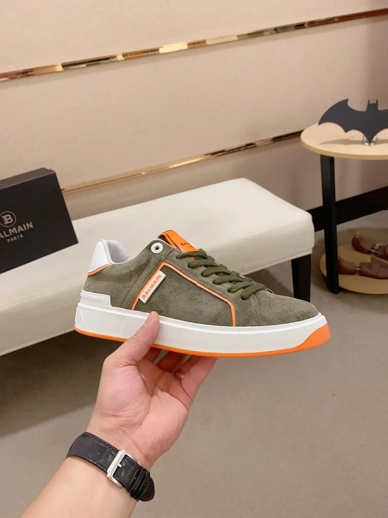 Balmain B-Court Vert Olive et Orange sneakers lifestyle 4