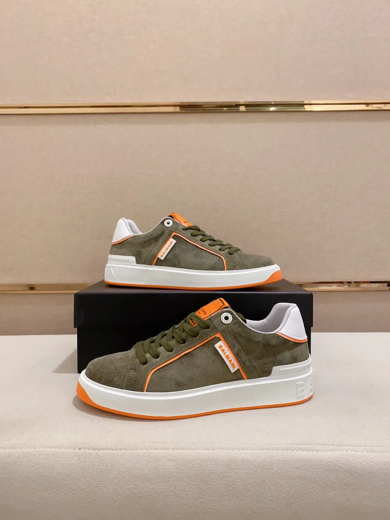 Balmain B-Court Vert Olive et Orange sneakers lifestyle 7