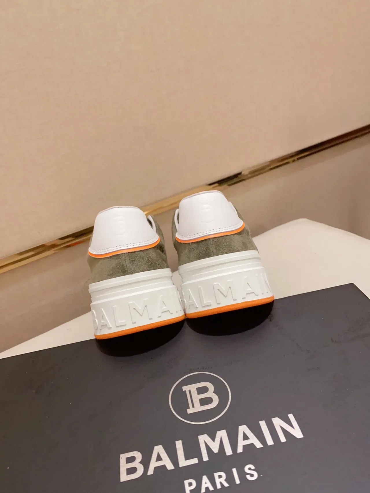 Balmain B-Court Vert Olive et Orange sneakers lifestyle 8
