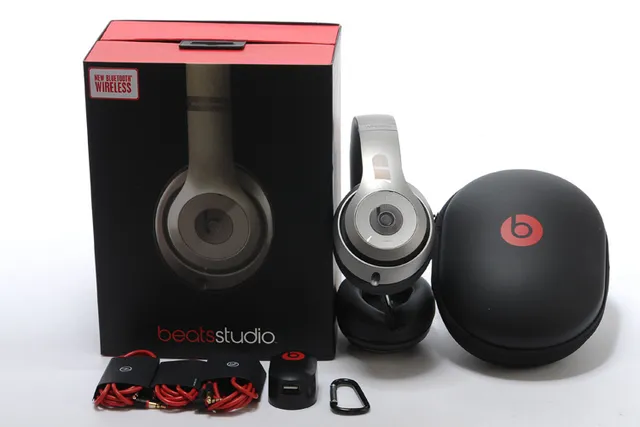 Beats Black Silver Circumaural Wireless Over-ear Headphones 9