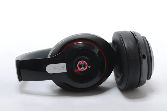 Beats Black Silver Circumaural Wireless Over-ear Headphones 10