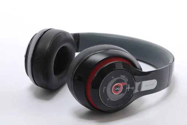 Beats Black Silver Circumaural Wireless Over-ear Headphones 11
